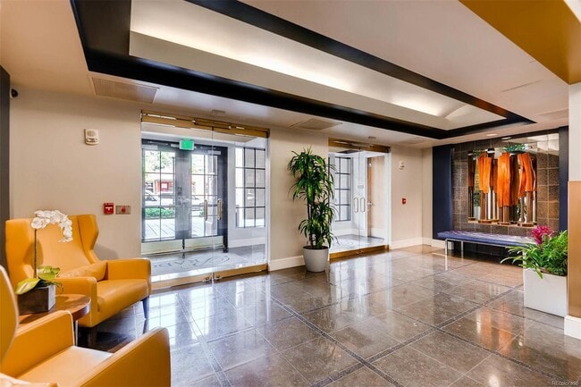 Building Photo - 2 bed/2 bath condo in Golden Triangle