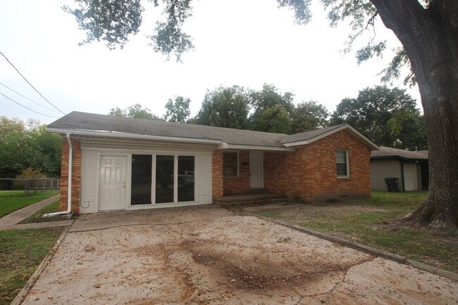 Building Photo - Adorable 4 bedroom, 2 bath in Tyler! Tour ...