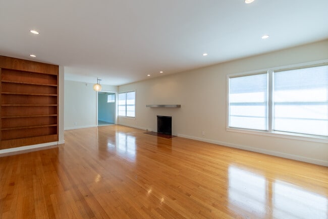 entry/living room - 1129 E Marshall Plz