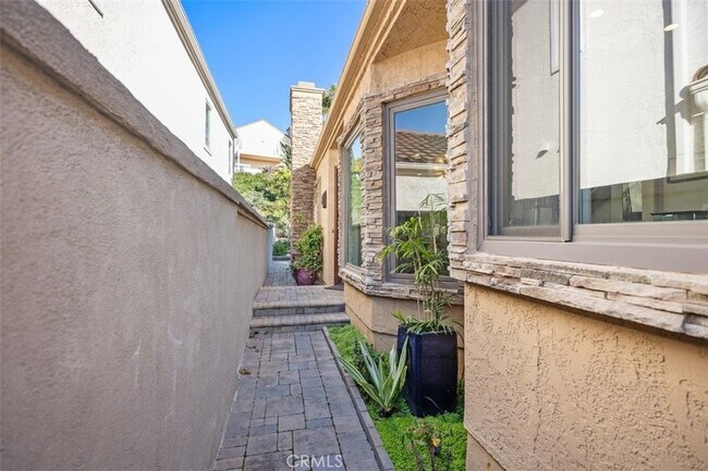 Building Photo - 12 Dauphin