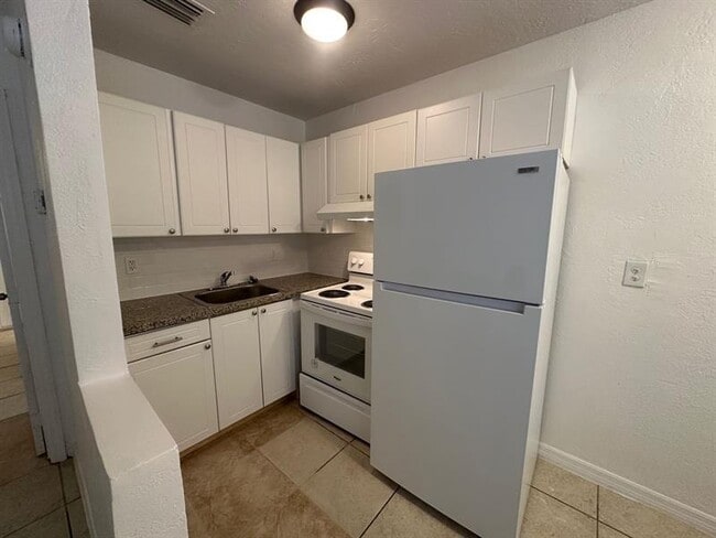 Building Photo - 3791 Riverside Dr