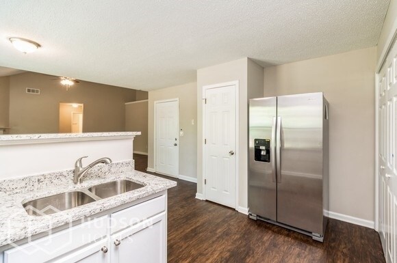 Foto del edificio - SELF TOUR NOW! - 7831 Lake Crest Way, Doug...