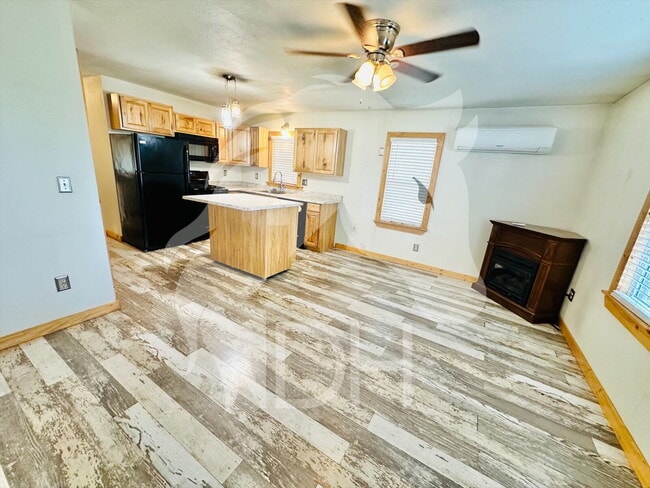 Building Photo - 721 E Ash St