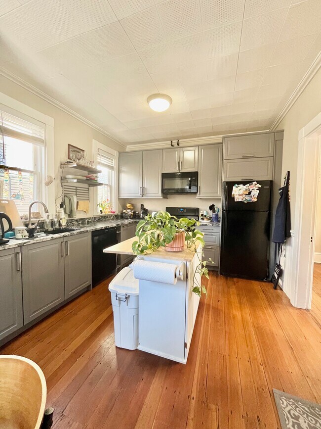 Building Photo - 105 Day St