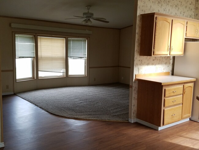 Building Photo - 649 Linda Ln