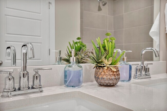 Details in en suite master bath. - 842 Thread Way
