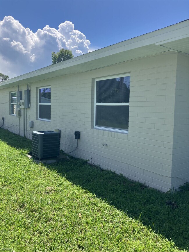 Foto del edificio - 2 br, 1 bath Duplex - 5774 Gallatin Lane