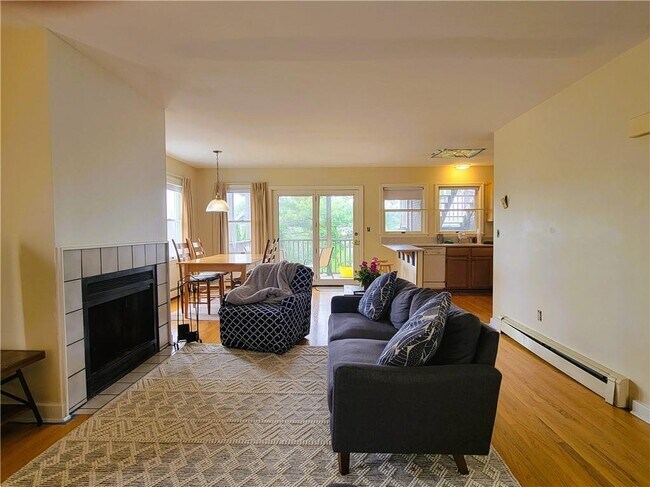 Building Photo - 9 1/2-2 Narragansett Ave