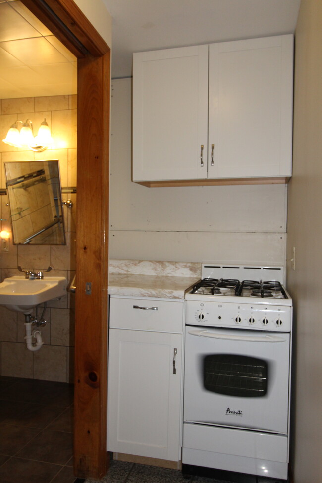 Kitchenette with gas stove - 189 Lee Dr