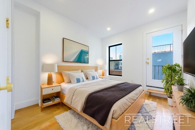 Building Photo - Stunning 3 bed 3 Bath with WD in unit and ...