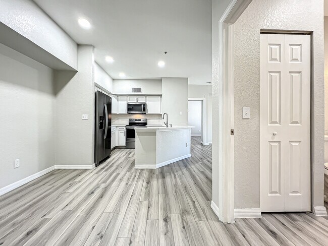 Building Photo - 822 Camargo Way