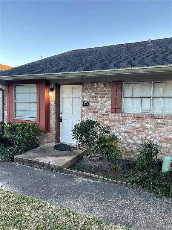 Foto principal - 174 W Tri Oaks Ln