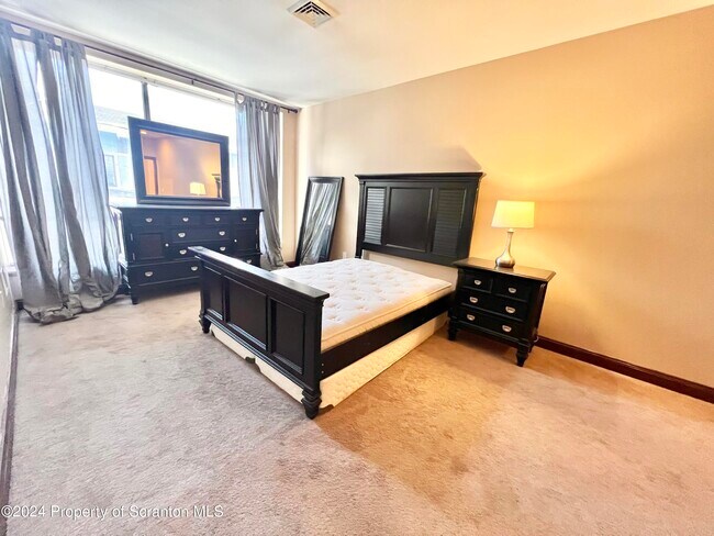 Building Photo - 334 Adams Ave