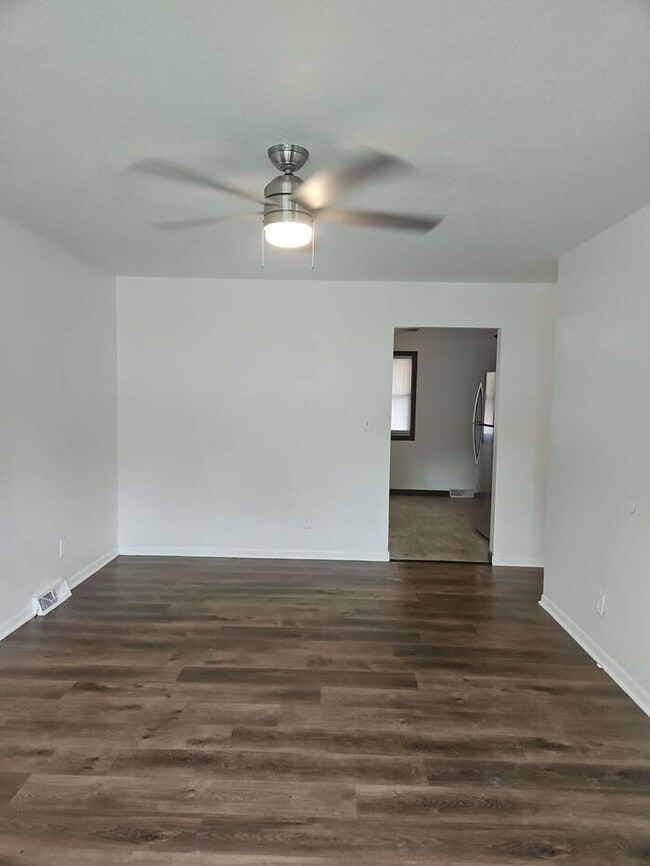 Foto del edificio - Cozy Des Moines Home with Covered Patio & ...