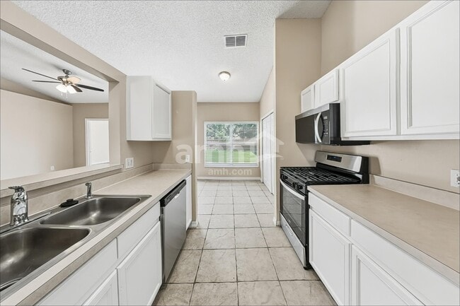 Building Photo - 2423 Hybrid Dr