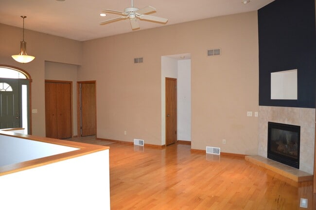 Building Photo - 4734 Bergamot Way
