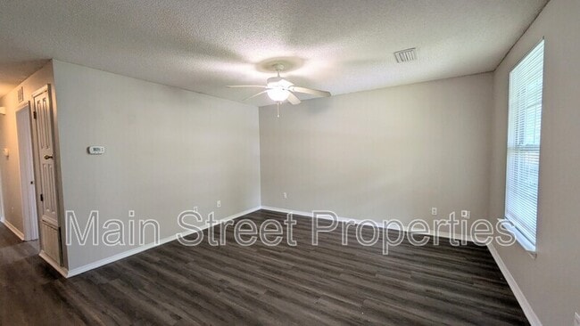 Foto del edificio - 8660 Figland Ave
