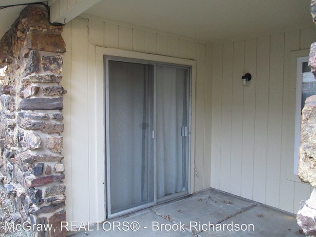 Building Photo - 3226 S Lakewood Ave