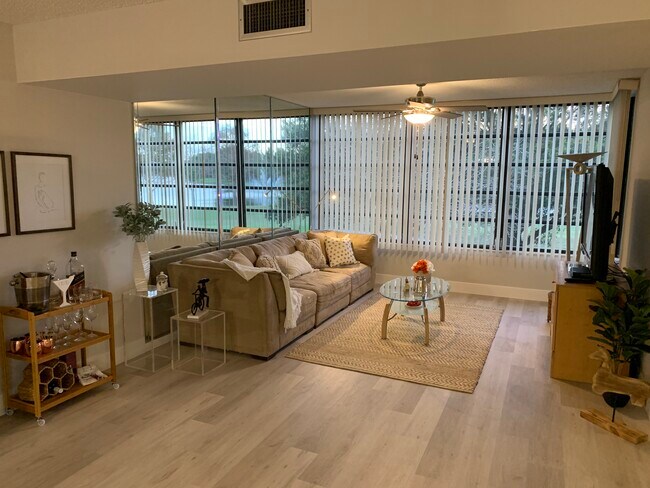 Foto del edificio - 1709 Whitehall Dr