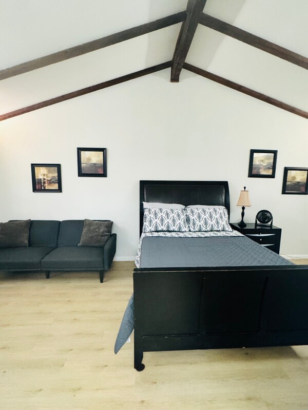 Foto del edificio - 8339 Thorncliff Dr