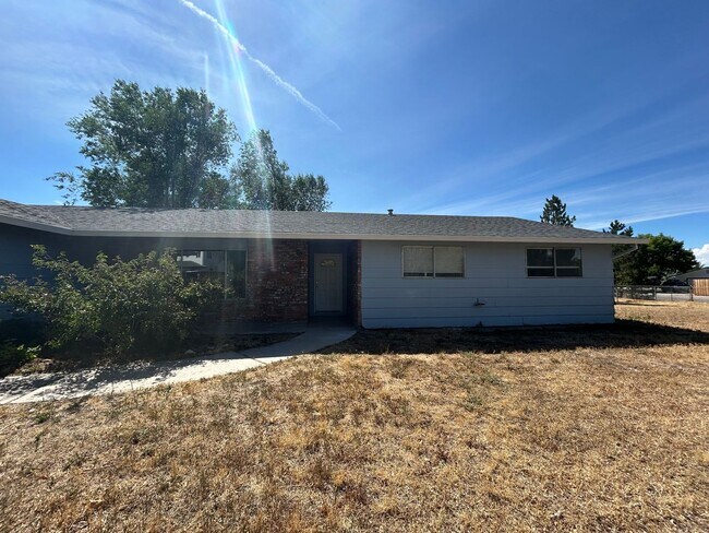 Foto del edificio - Corner Lot Home w/ Giant Yards, Covered Patio & Minutes to Boise Spectrum Center!
