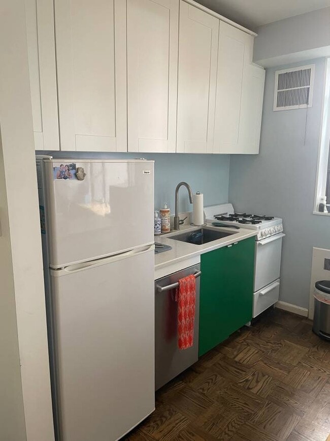 Kitchen - 1 Scott Circle Northwest