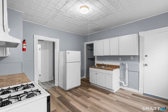 Building Photo - 16 Plaza Ave