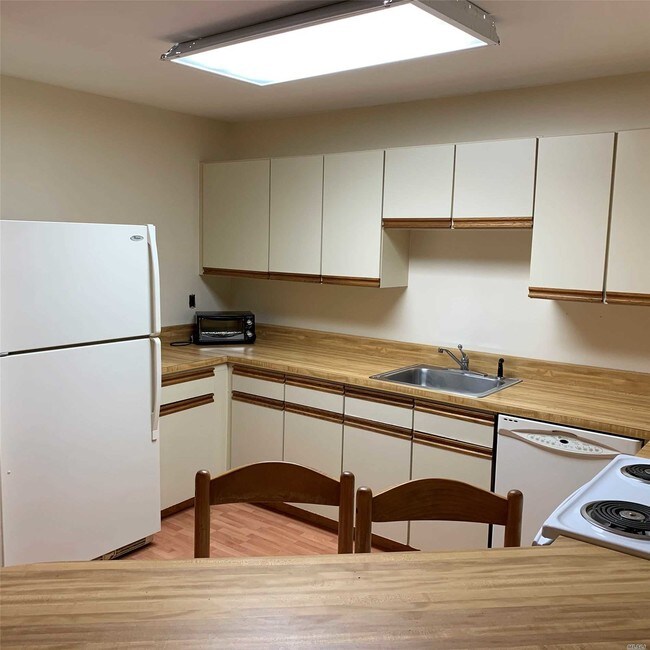 27 Greenmeadow Dr Unit 27, Babylon, NY 11702 Condo for Rent in