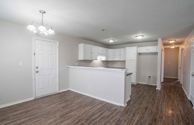 Building Photo - 3 Bed / 2 Bath in Tulsa!