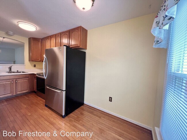 Building Photo - 3 br, 1.5 bath House - Pine Orchard Ct. 7072
