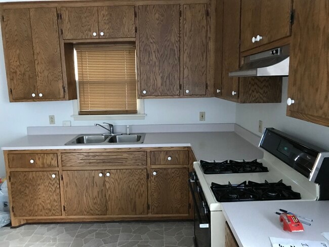 Large airy kitchen lots of cupboards - 412 N 41st St