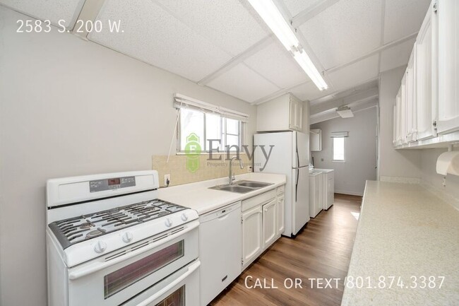 Building Photo - 2583 S 200 W