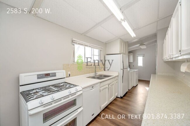 Foto del edificio - 2583 S 200 W