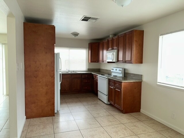 Building Photo - 4060 Oakhill Ave