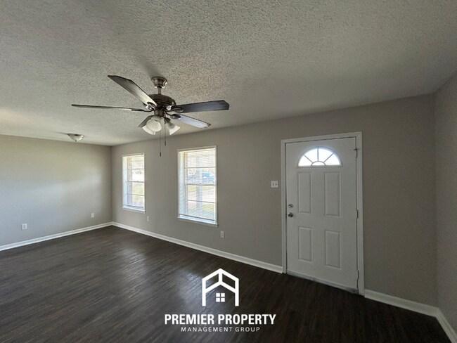 Foto del edificio - Spacious 3BR/2BA Home in Walls, MS | Brick Fireplace & Large Fenced Backyard