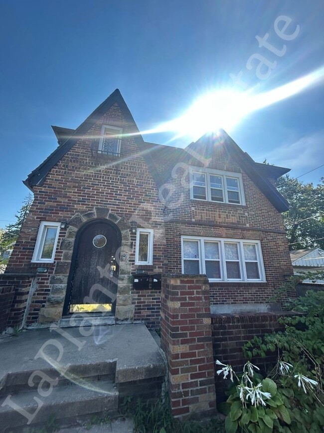 Building Photo - 2647 Greenway St