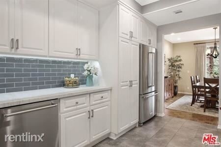 Building Photo - 2 br, 2 bath House - 4346 Redwood Ave # A201