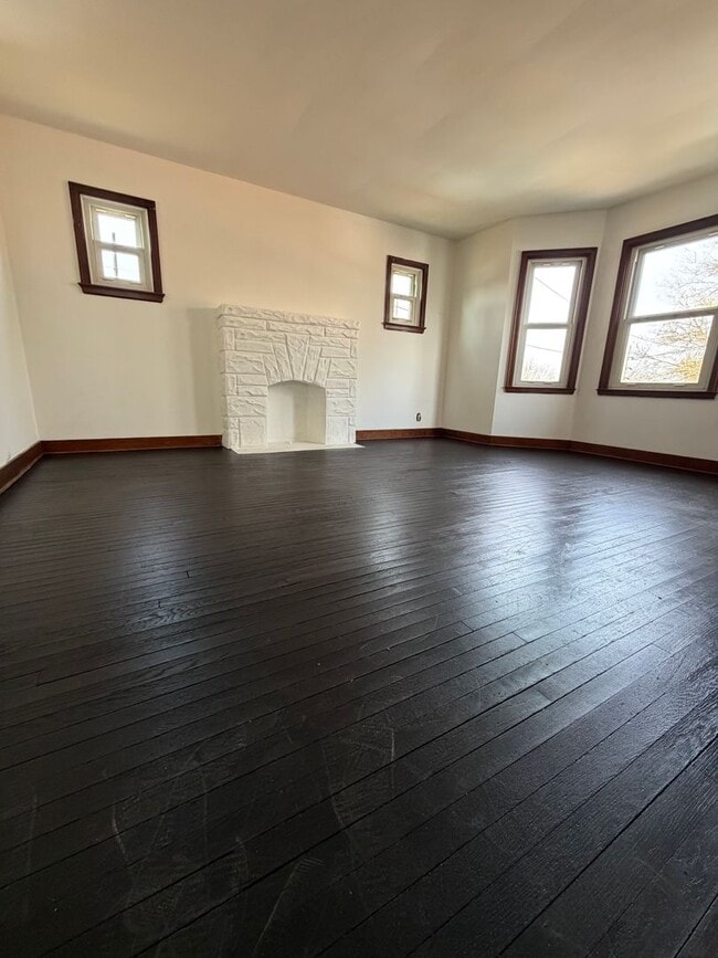 Building Photo - 1652 Roosevelt Ave