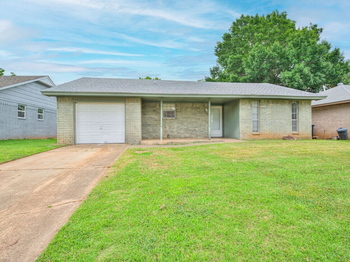 Primary Photo - Cute home in Shawnee