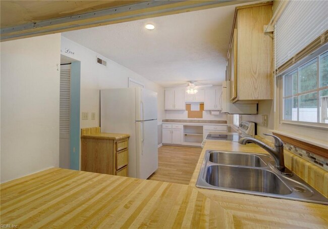 Building Photo - 923 Chatsworth Dr