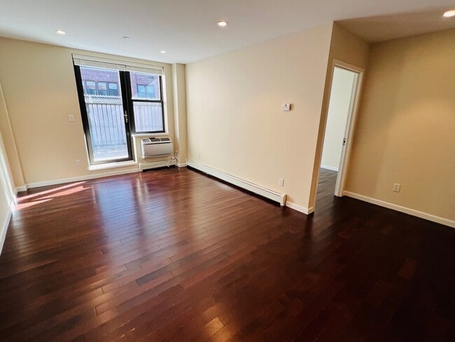 Foto del edificio - 56 Hinckley Pl