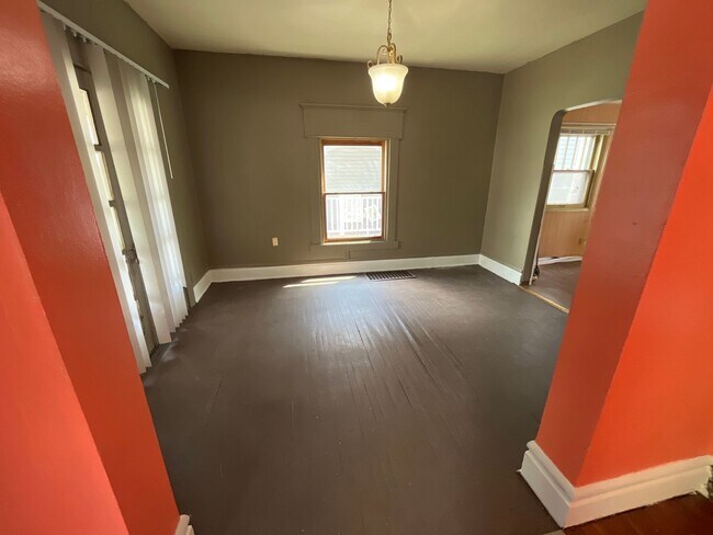Building Photo - 3 Bedroom 1 Bathroom Single Family Home