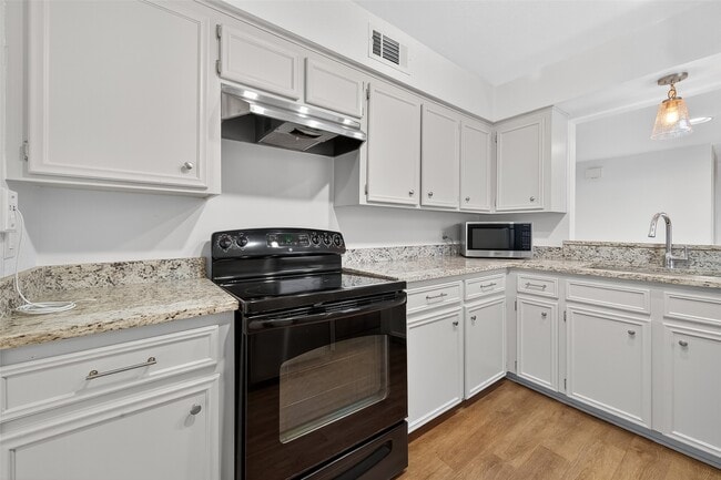 Building Photo - 4404 Basswood Ln