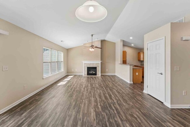 Building Photo - Saratoga Crossing Apartments & Townhomes