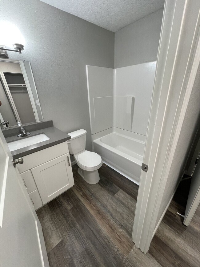 Building Photo - "Charming 1-Bedroom 1 Full Bath Apartment ...