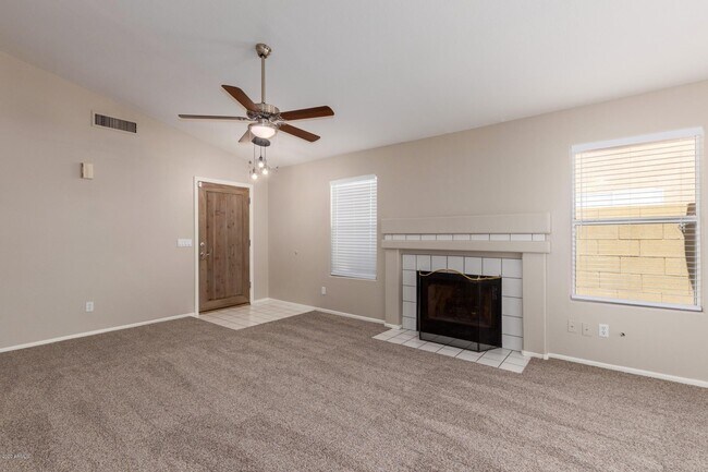 Foto del edificio - 4337 E Hartford Ave