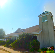 Building Photo - 825 1/2 Pepperwood Ln