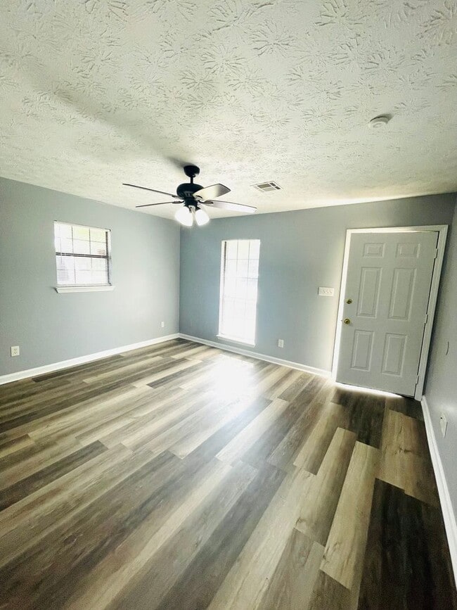 Building Photo - **3 Bed 1 Bath On Cedar Street** Call 334-...