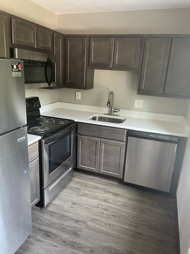 Kitchen - MOORMAN PLACE APARTMENTS