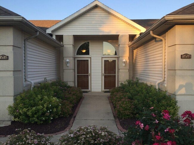 Foto del edificio - 1010 Hilltop Ln